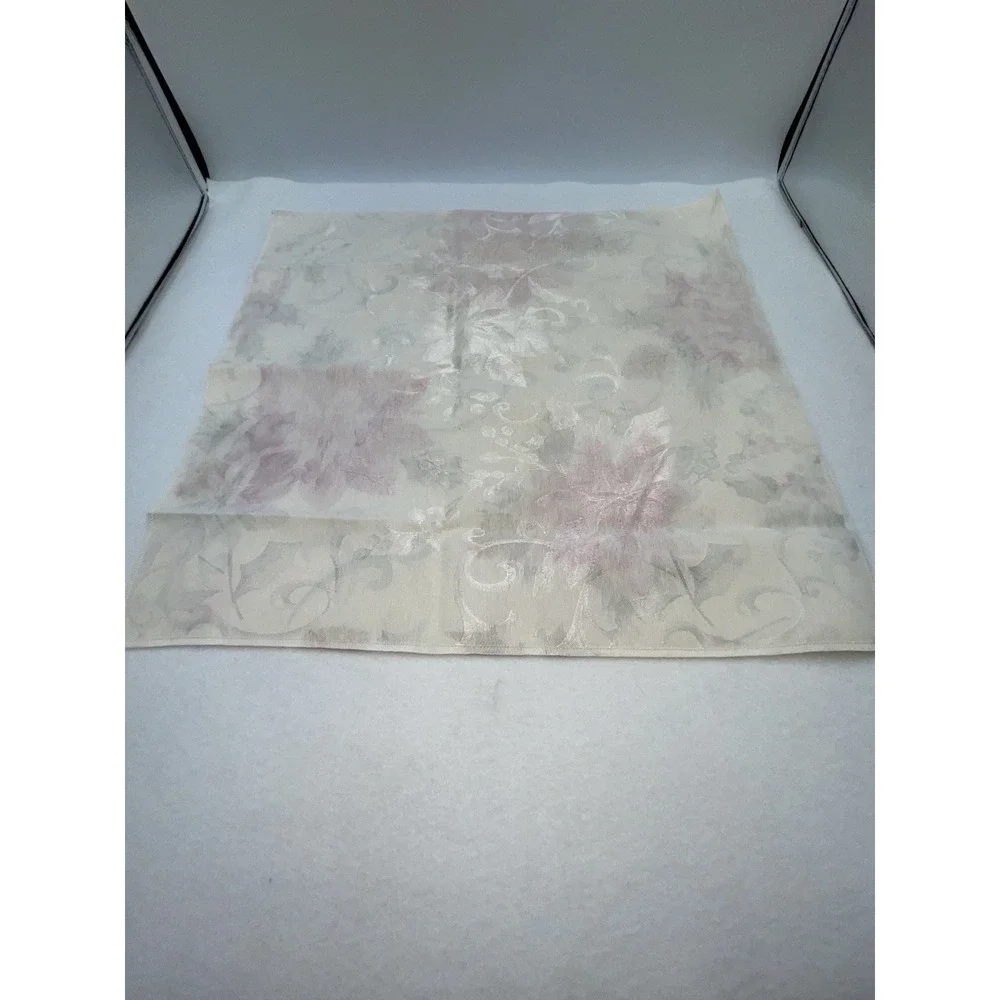 Christmas Holiday Time Poinsetta Filgree Napkin Set of 4‎